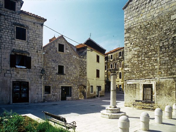 K00_074e_Omiš,_Trg_Poljički