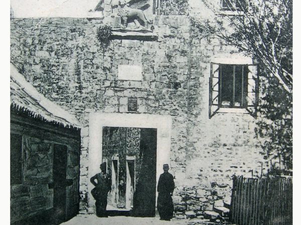 VANGRAD_ Istočna gradska vrata 1917. _ Mletački lav nad vratima porušilo razjareno građanstvo 1918. za vrijeme talijanske okupacije (2)
